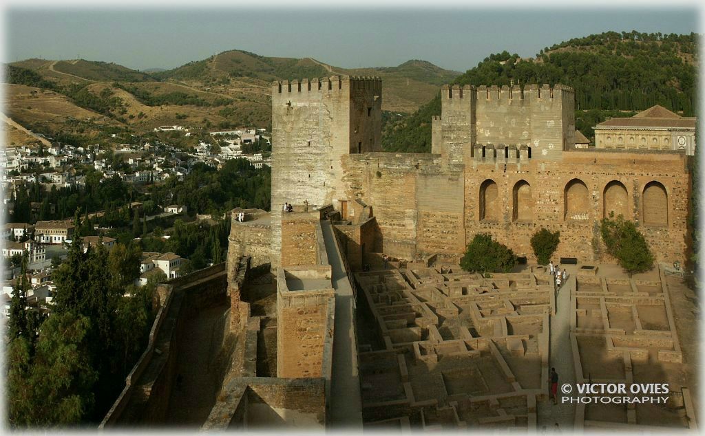 The Keep Tower, the Arms Square and Albaicín  